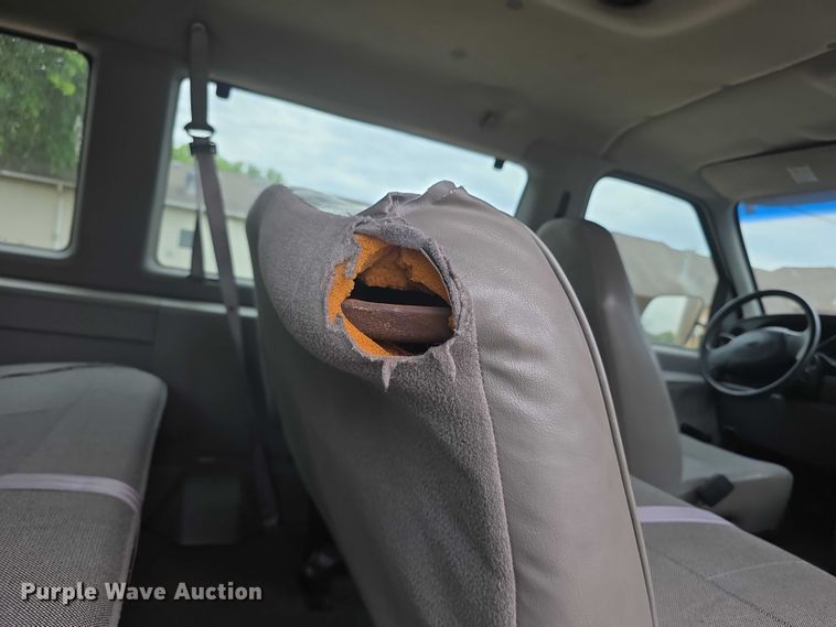 image for item FH6045 2000 Ford E350 van