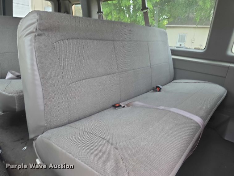 image for item FH6045 2000 Ford E350 van