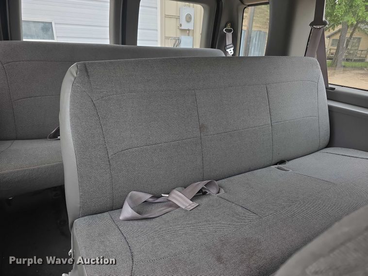 image for item FH6045 2000 Ford E350 van