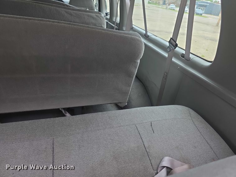 image for item FH6045 2000 Ford E350 van