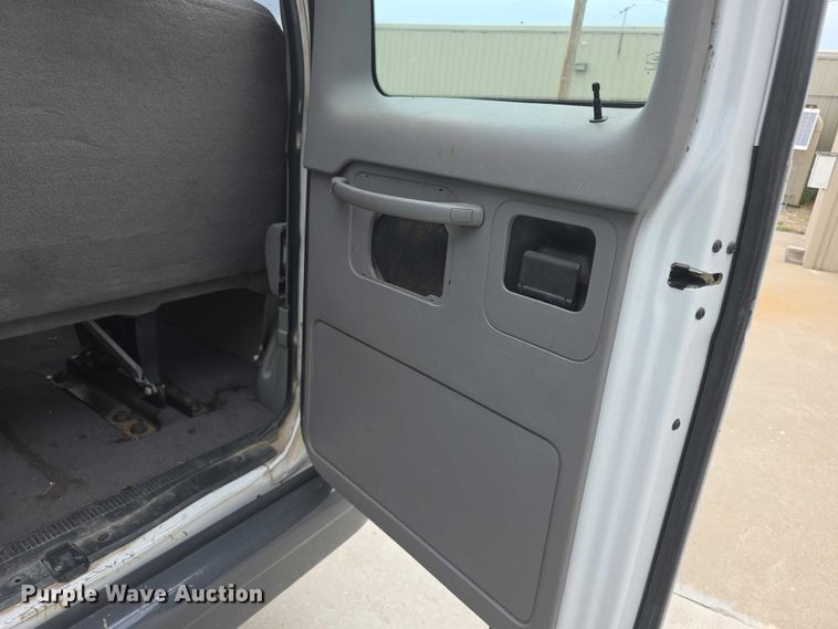 image for item FH6045 2000 Ford E350 van