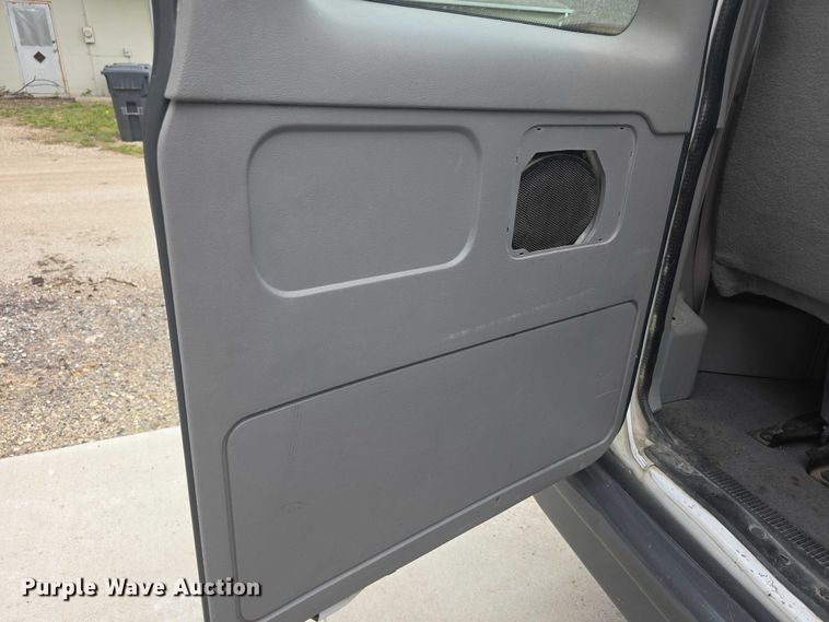 image for item FH6045 2000 Ford E350 van