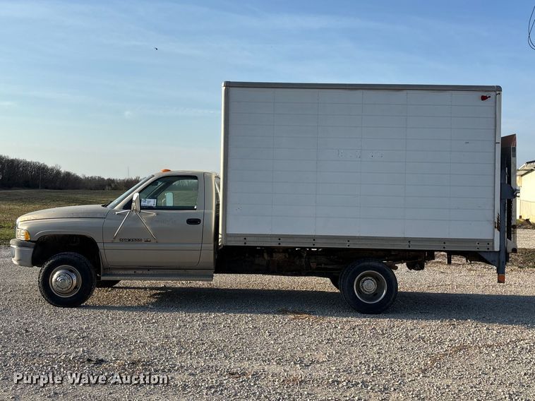 image for item FH7041 1999 Dodge Ram 3500 box truck