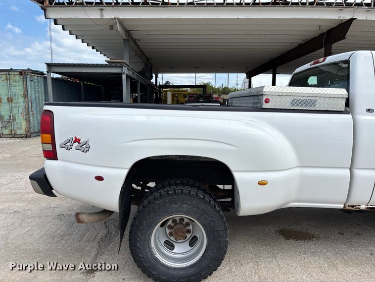 image for item FH7080 2001 Chevrolet Silverado 3500 pickup truck