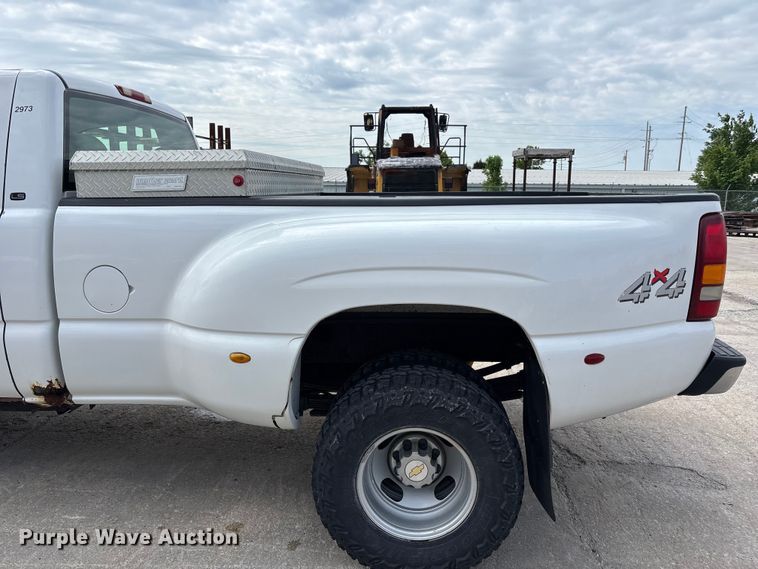 image for item FH7080 2001 Chevrolet Silverado 3500 pickup truck