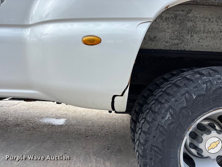 image for item FH7080 2001 Chevrolet Silverado 3500 pickup truck