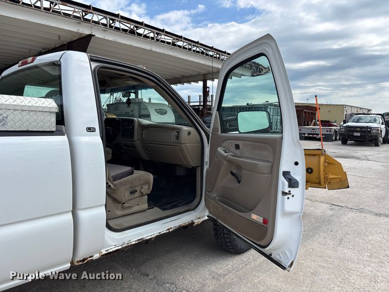image for item FH7080 2001 Chevrolet Silverado 3500 pickup truck