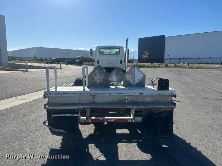 image for item FM7525 2008 International 7600 truck cab and chassis