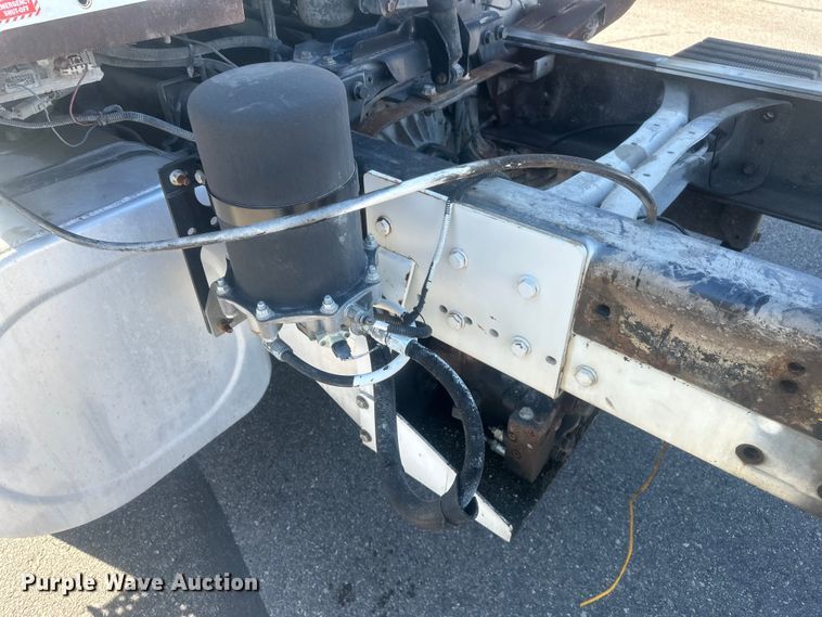 image for item FM7525 2008 International 7600 truck cab and chassis