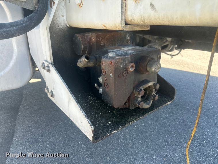 image for item FM7525 2008 International 7600 truck cab and chassis