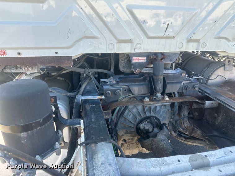 image for item FM7525 2008 International 7600 truck cab and chassis