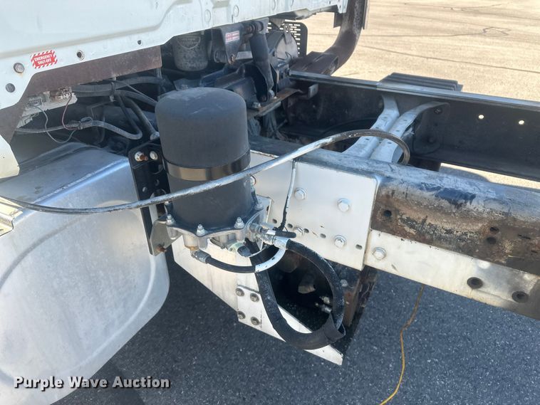 image for item FM7525 2008 International 7600 truck cab and chassis