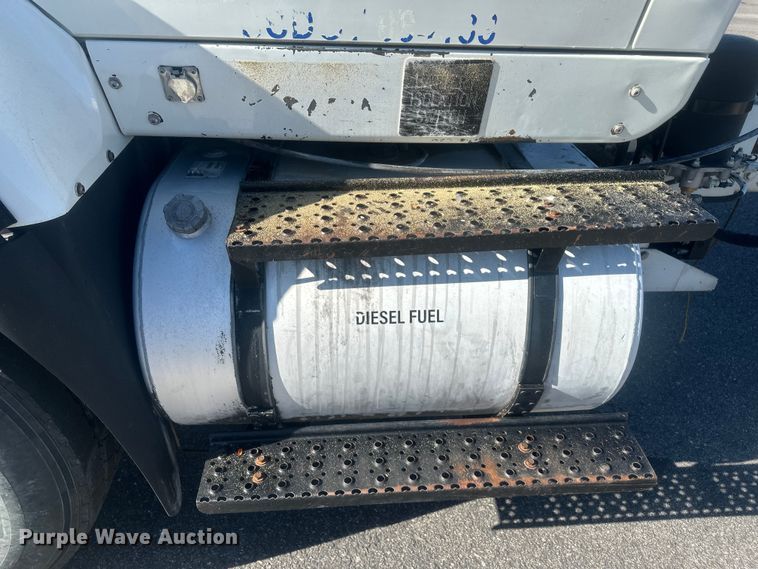 image for item FM7525 2008 International 7600 truck cab and chassis
