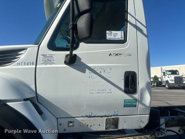 image for item FM7525 2008 International 7600 truck cab and chassis