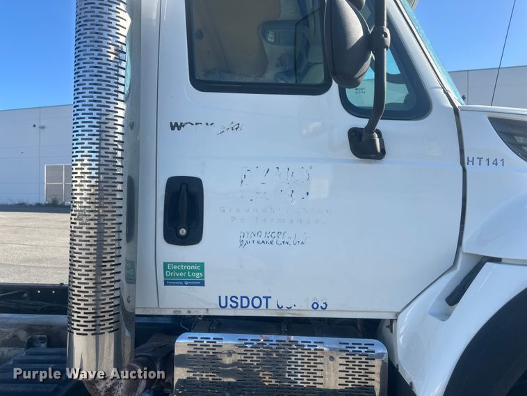 image for item FM7525 2008 International 7600 truck cab and chassis