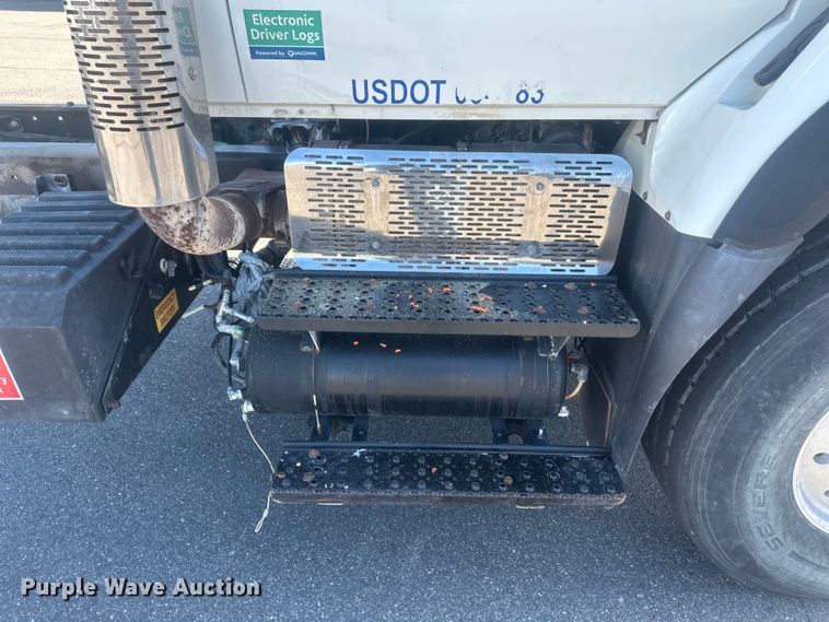 image for item FM7525 2008 International 7600 truck cab and chassis