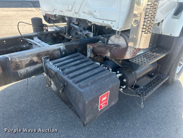 image for item FM7525 2008 International 7600 truck cab and chassis