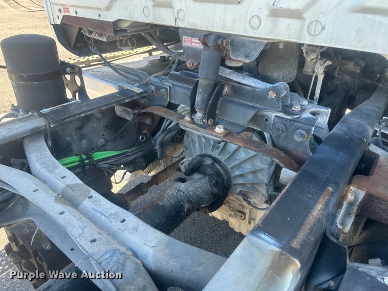 image for item FM7525 2008 International 7600 truck cab and chassis