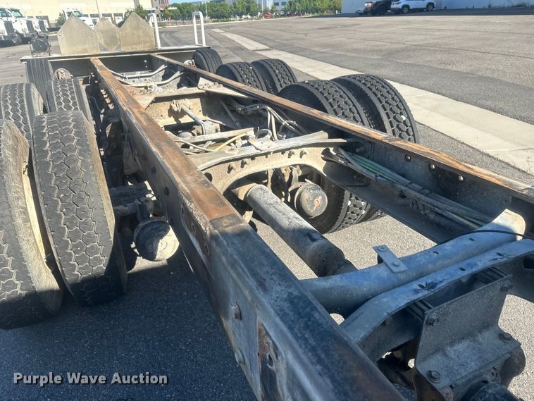image for item FM7525 2008 International 7600 truck cab and chassis