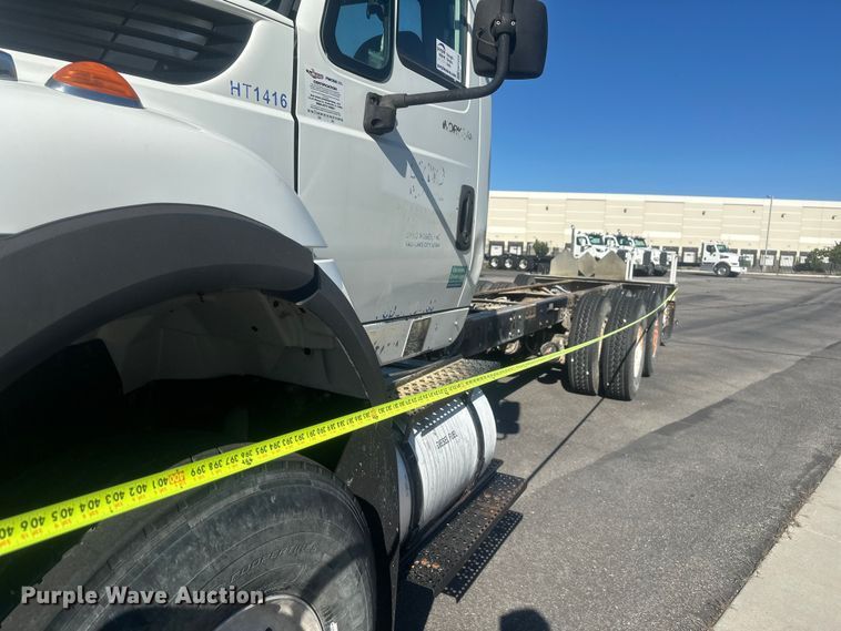 image for item FM7525 2008 International 7600 truck cab and chassis
