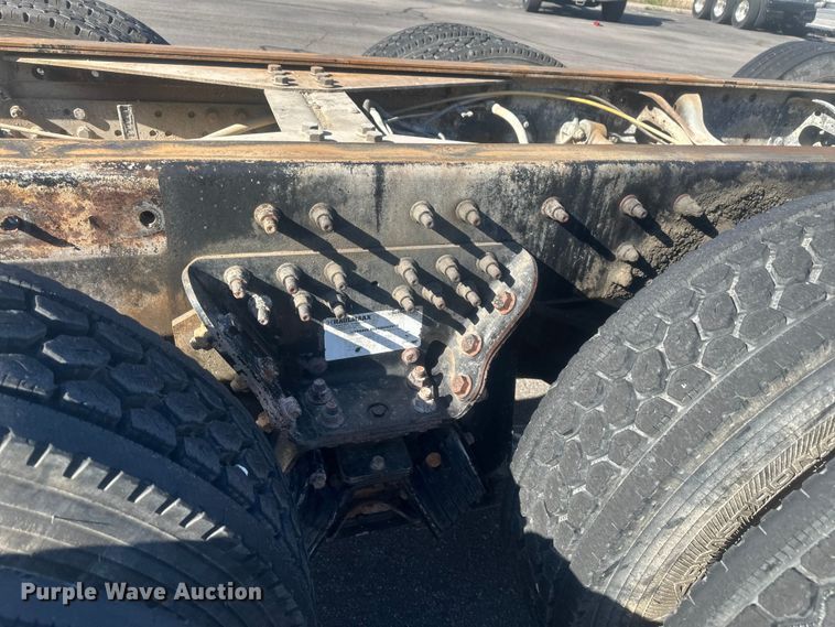 image for item FM7525 2008 International 7600 truck cab and chassis