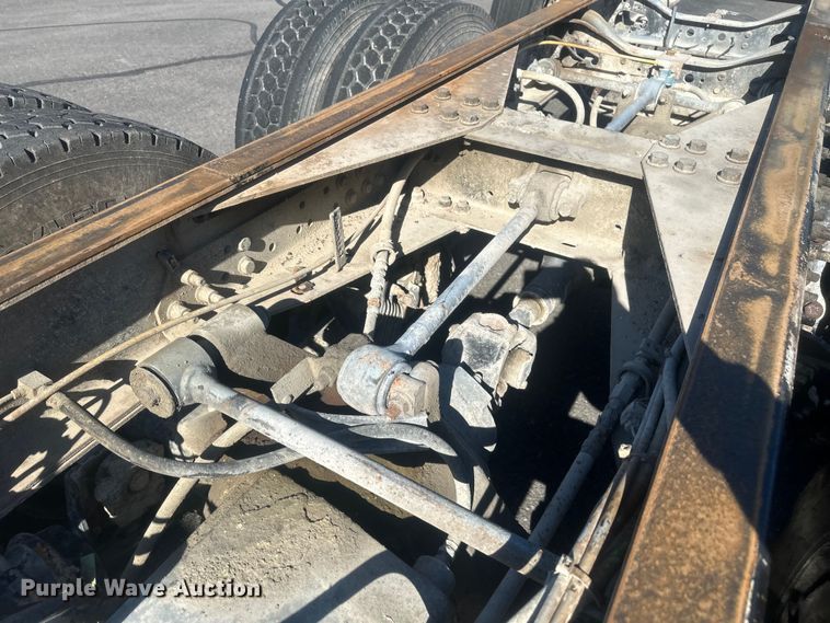 image for item FM7525 2008 International 7600 truck cab and chassis