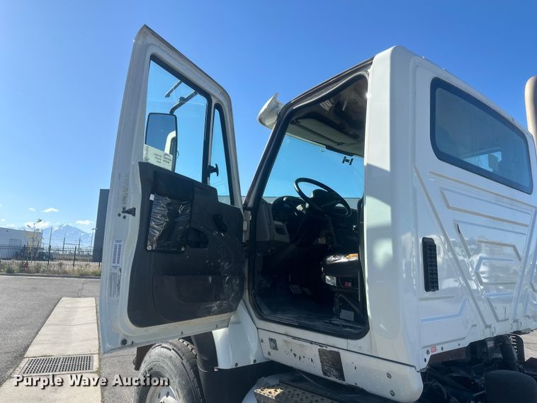 image for item FM7525 2008 International 7600 truck cab and chassis