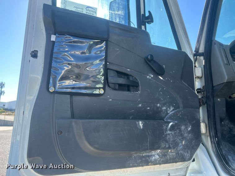 image for item FM7525 2008 International 7600 truck cab and chassis