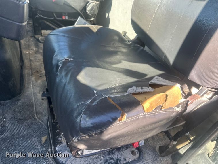 image for item FM7525 2008 International 7600 truck cab and chassis