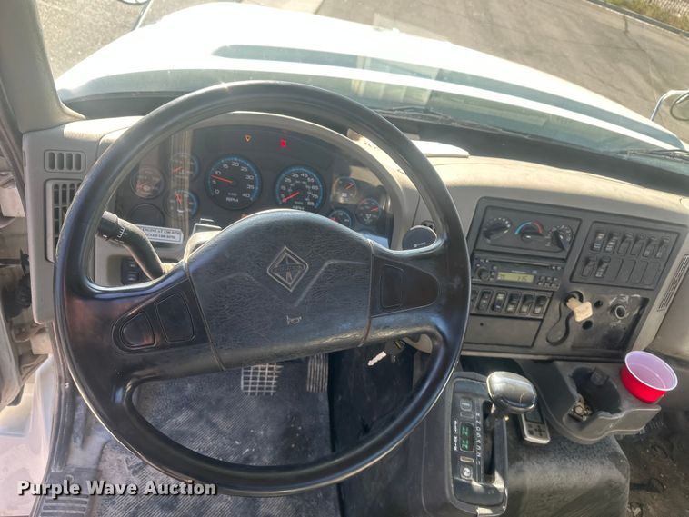 image for item FM7525 2008 International 7600 truck cab and chassis