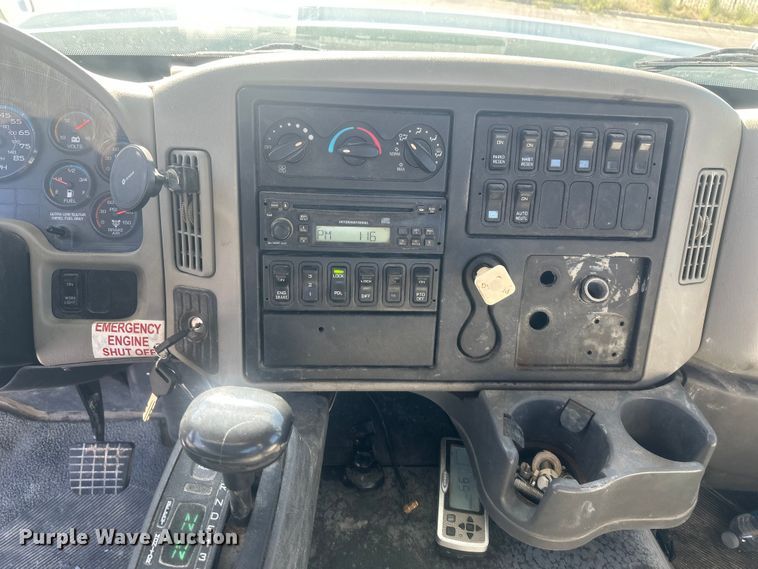 image for item FM7525 2008 International 7600 truck cab and chassis