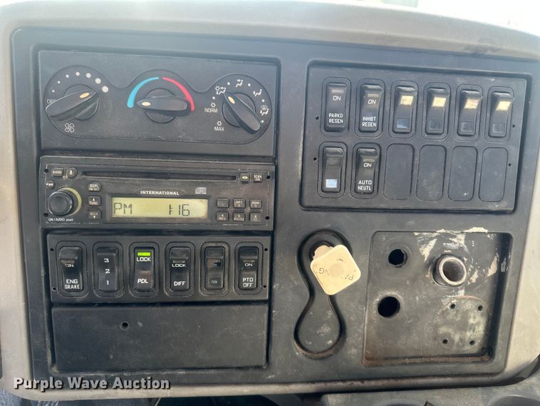 image for item FM7525 2008 International 7600 truck cab and chassis