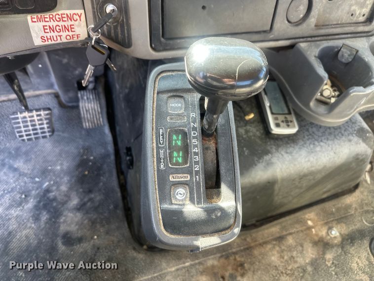 image for item FM7525 2008 International 7600 truck cab and chassis
