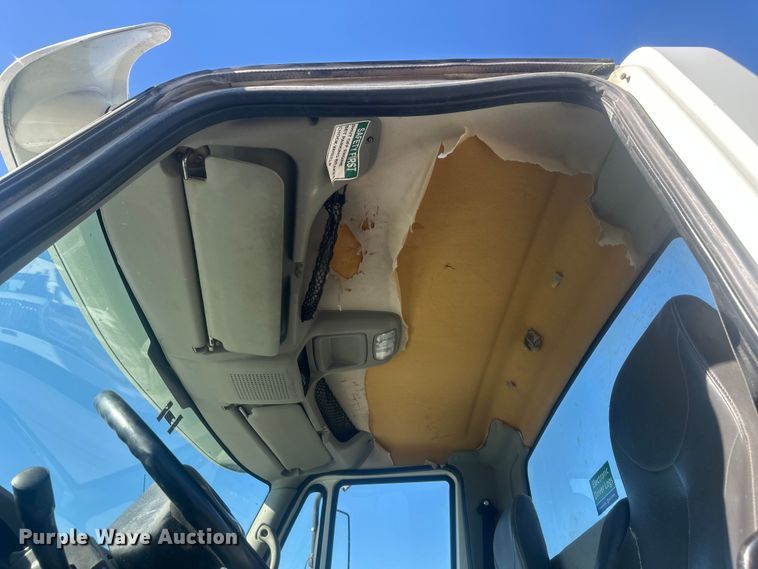 image for item FM7525 2008 International 7600 truck cab and chassis