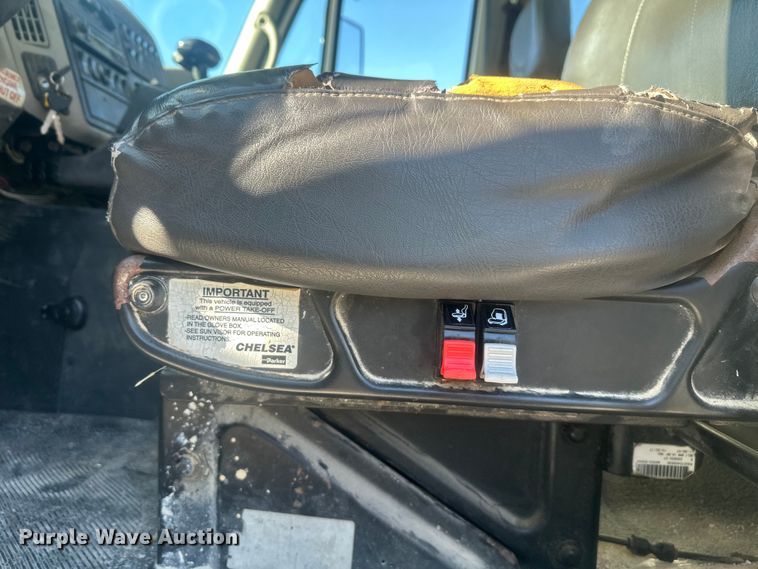 image for item FM7525 2008 International 7600 truck cab and chassis