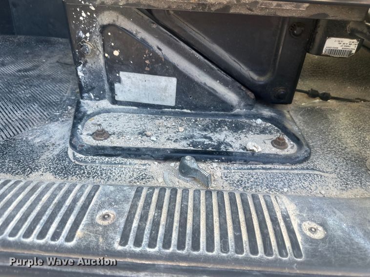 image for item FM7525 2008 International 7600 truck cab and chassis