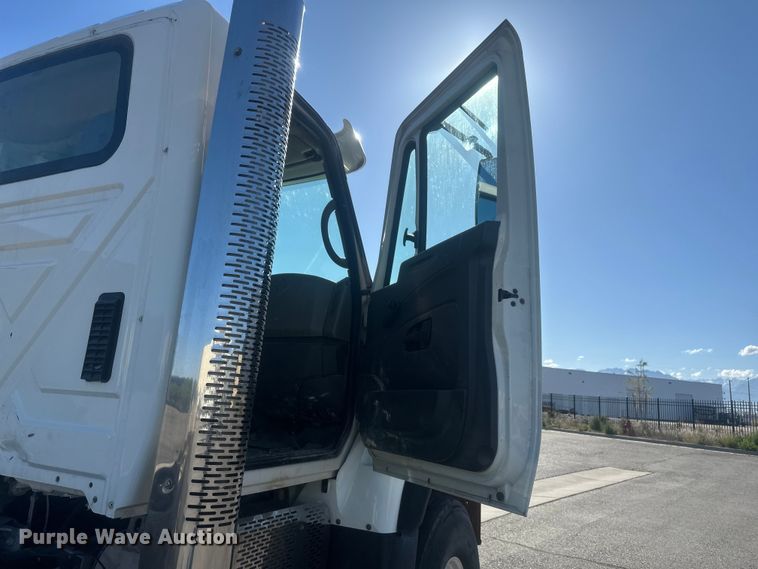 image for item FM7525 2008 International 7600 truck cab and chassis