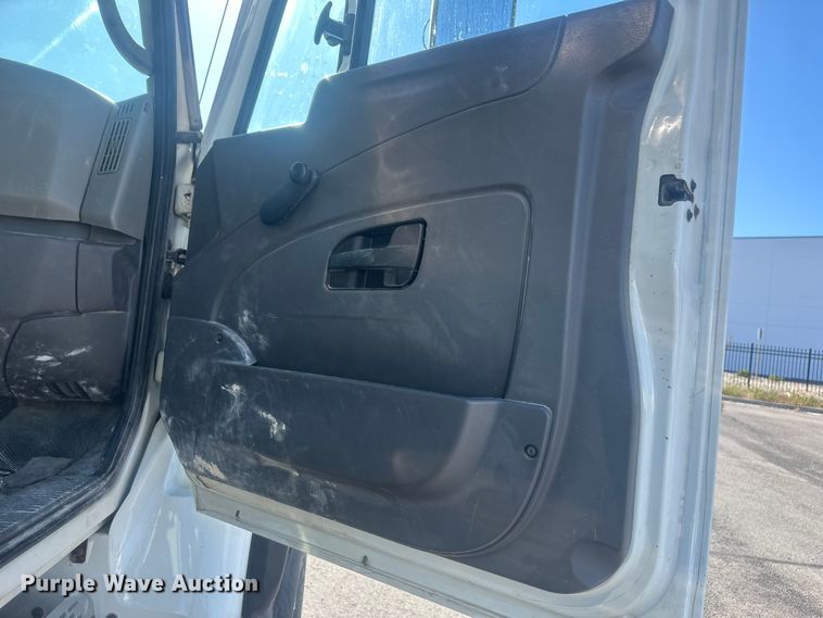 image for item FM7525 2008 International 7600 truck cab and chassis