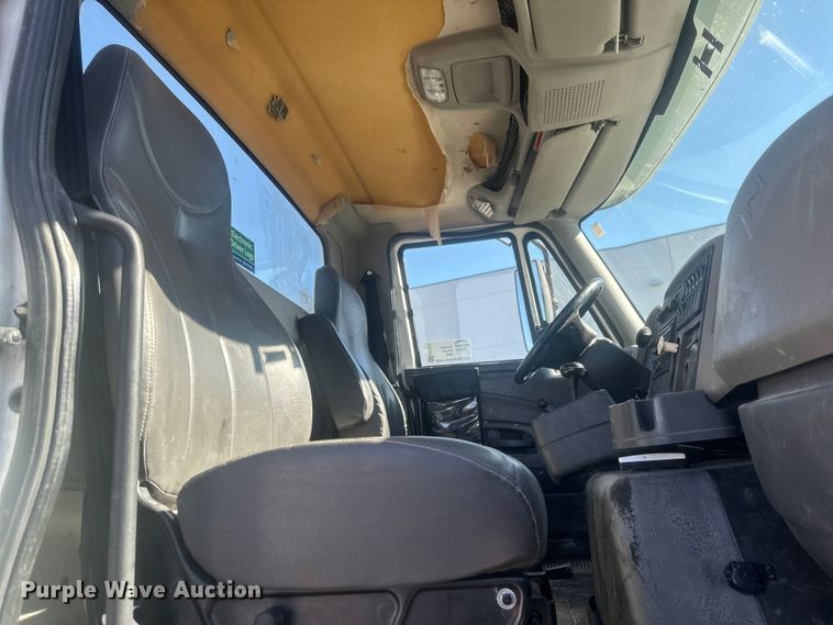 image for item FM7525 2008 International 7600 truck cab and chassis