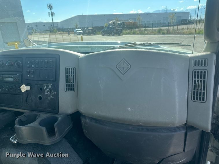 image for item FM7525 2008 International 7600 truck cab and chassis