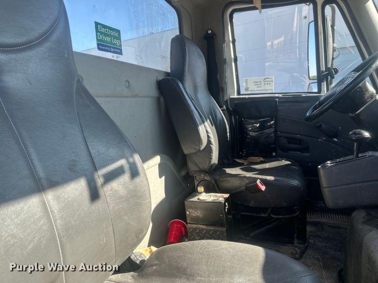 image for item FM7525 2008 International 7600 truck cab and chassis