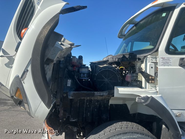 image for item FM7525 2008 International 7600 truck cab and chassis