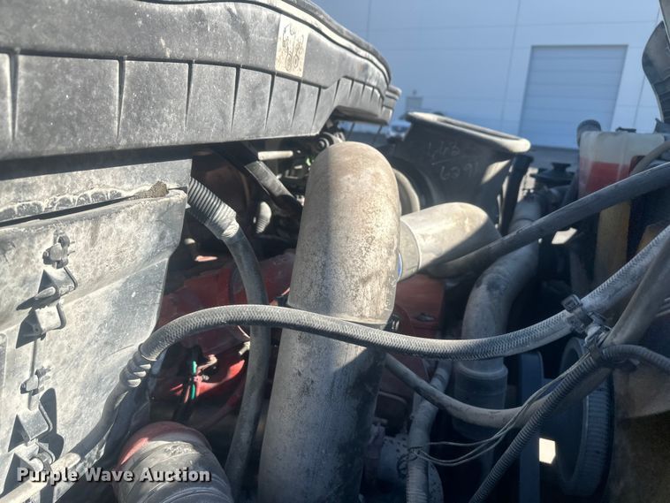 image for item FM7525 2008 International 7600 truck cab and chassis