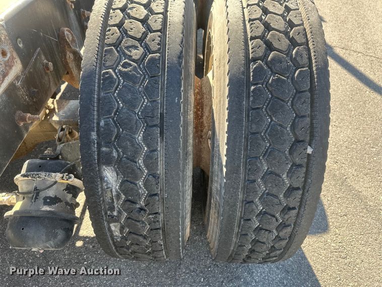 image for item FM7525 2008 International 7600 truck cab and chassis