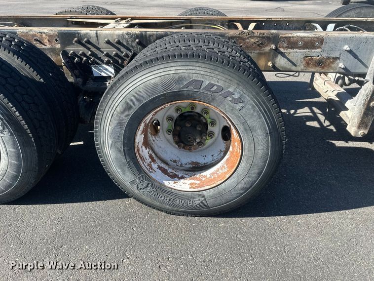 image for item FM7525 2008 International 7600 truck cab and chassis