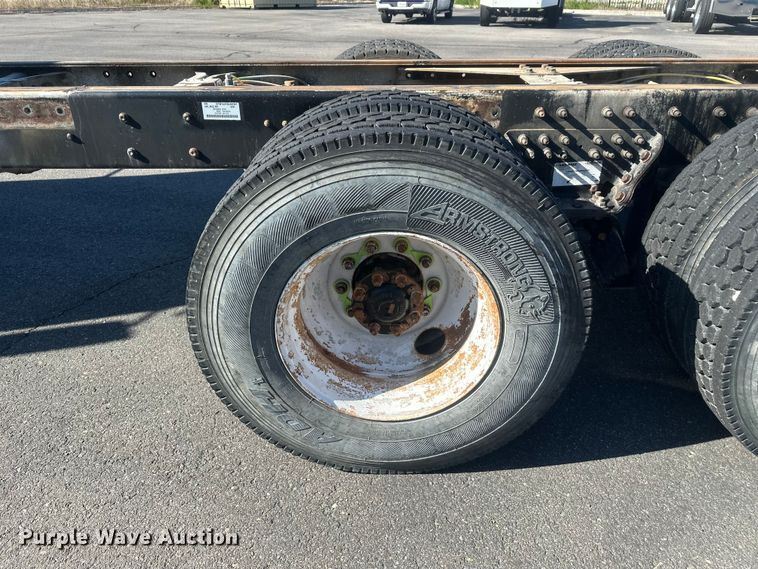 image for item FM7525 2008 International 7600 truck cab and chassis