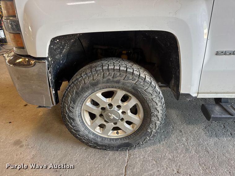 image for item MX9278 2015 Chevrolet Silverado 2500HD Crew Cab pickup truck