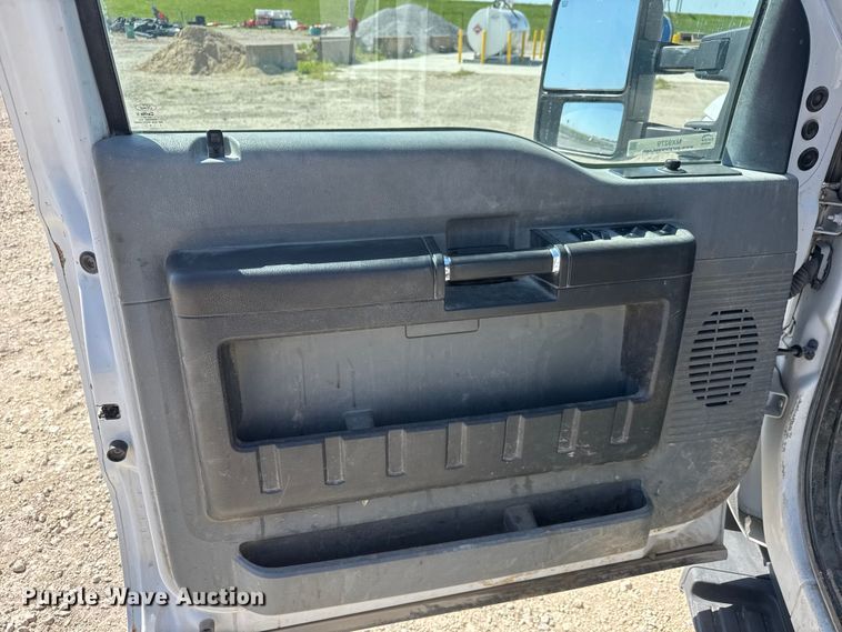image for item MX9279 2015 Ford F250 Super Duty Crew Cab pickup truck