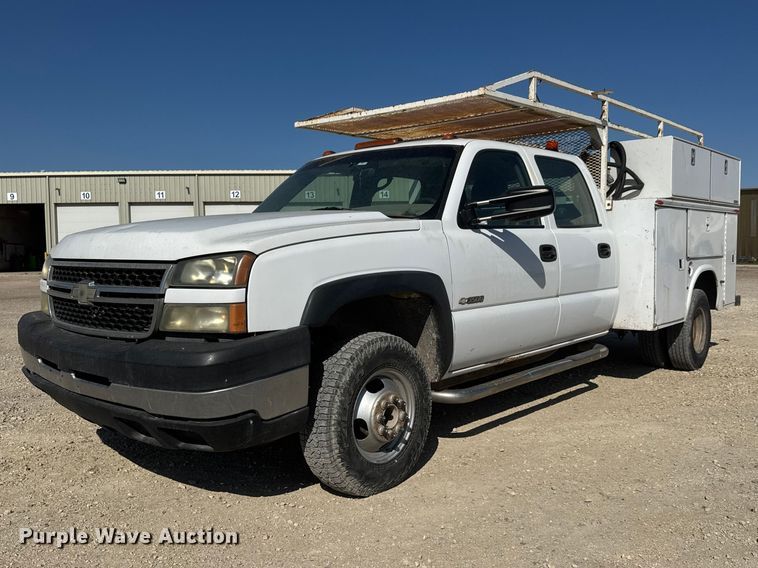 2006 Chevrolet Silverado 3500 utility bed pickup truck