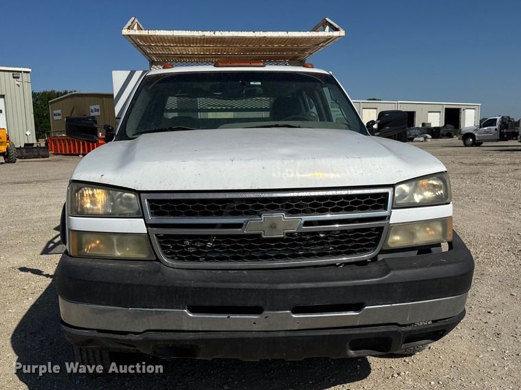 image for item MX9281 2006 Chevrolet Silverado 3500 utility bed pickup truck